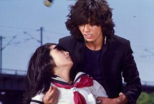 「愛と誠(1974年公開)」で流れる曲は？