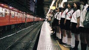 「自殺サークル」で流れる曲は？