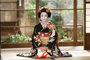 「舞妓はレディ」で流れる曲は？
